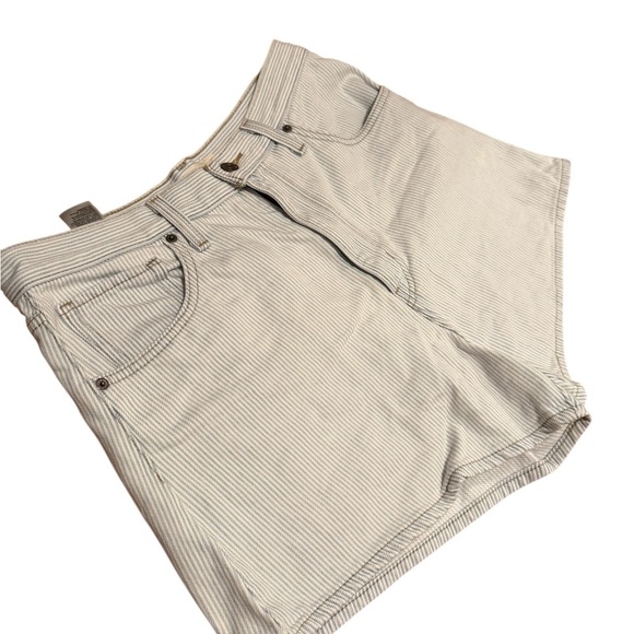 Levi’s Railroad Stripe High Waisted Mom Shorts/ W31 - Picture 5 of 16